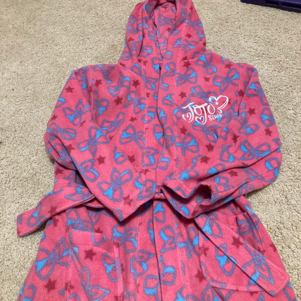 Jojo swia robe! This item has been used but is nice and cozy